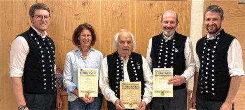 Der Vorsitzende der Schafhaltervereinigung Mühldorf, Manuel Numberger, konnte Suzi Ph, Gerhard Schrempf und Ulrich Niederschweiberer zusammen mit dem stellvertretenden Vorsitzenden Ulrich Wagenstetter junior für langjährige Mitgliedschaft ehren (von links).Foto stettner