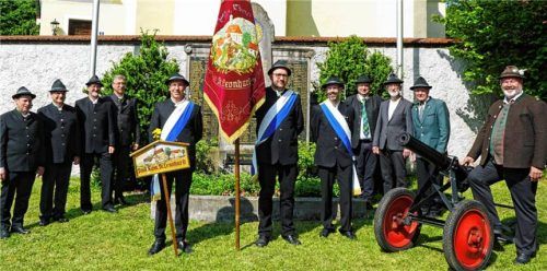 Der Vorstand der KSK St. Leonhard musste unter anderem Abschied nehmen von Kanonier Reinhard Früchtl (rechts).Foto unterforsthuber