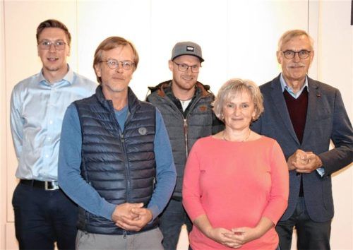Der Vorstand des Freundeskreises Klosterkirche Altenhohenau mit (von links) Pfarrer Andreas Kolb, Kassier Florian Dörfler, Beisitzer Rupert Gießibl, der stellvertretenden Vorsitzenden Monika Gießibl und Vorsitzendem Konrad Irtel, die bei der Jahreshauptversammlung in ihren Ämtern bestätigt wurden.