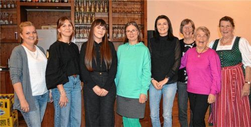 Der Vorstand ist komplett: (von links) Schatzmeisterin Kathi Schatz, Zweite Vorsitzende Lilian Pavlak, Vorsitzende Vanessa Eder, Schriftführerin Ersin Cetinbas sowie Sue Benedict, Sonja Kunert, Rosi Noichl und Kathi Huber.Fotos eder
