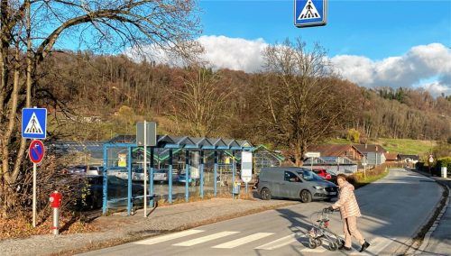 Der Zebrastreifen zwischen Mittelschule und Gymnasium ist einer der beiden Fußgängerüberwege, die mit einer Ampelanlage gesichert werden könnten. Er wird nicht nur von Schülern beider Schulen in beide Richtungen, sondern insbesondere auch von Friedhofsbesuchern genutzt, wie das Foto zeigt. Foto Fuchs