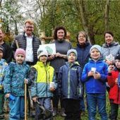 Kinder pflanzen Klassenbäume