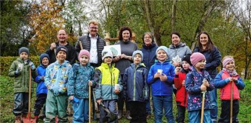 Der Zweite Bürgermeister Martin Thalmeier und Bürgermeister Roland Kamhuber, Organisatorin und Initiatorin Nicole Sutherland, Landschaftsarchitektin Birgit Armbruster, Elternsprecherinnen Karin Kellner der Klasse 1b und Melanie Huber der Klasse 1a sowie Kinder der ersten Klassen bei der Projektübergabe. Foto sutherland
