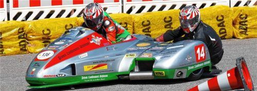 Derlei Gefährte waren auf der Kampenwandhistoric unter dem Aschauer Schloss zu bewundern, hier Gespannfahrer Thomas Stippl mit Beifahrer Ottmar Gruber.Foto privat