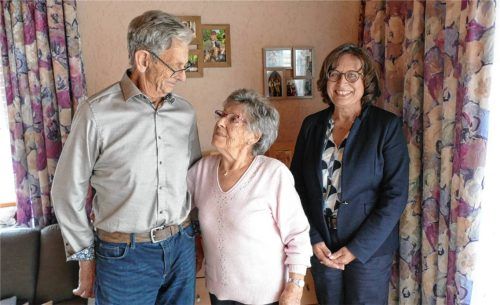 Diamantene Hochzeit feierten Renate und Werner Hirzinger. Dazu gratulierte auch Bürgermeisterin Petra Jackl (rechts) mit einem Präsent. Foto Christa bachmaier
