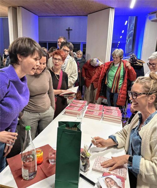 Dicht umlagert war der Büchertisch, an dem Caro Matzko (rechts) Bücher signierte. Foto Poll