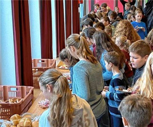 Dichtes Gedränge herrschte beim Ministrantenfrühstück am Buffet, das im Pfarrheim St. Georg aufgebaut war. Foto re