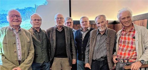 Die „60-Jährigen“: (von links) Manfred Birle, Adolf Fritsch, Rudolf Bahr, DAV-Vorsitzender Hans Gfaller, Sebastian Angerer, Anton Angerer und Karl Schrag.