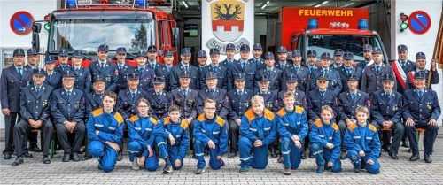 Die aktiven und passiven Feuerwehrleute sowie die Jugend der Feuerwehr Sachrang. Foto Andreas Gruhle