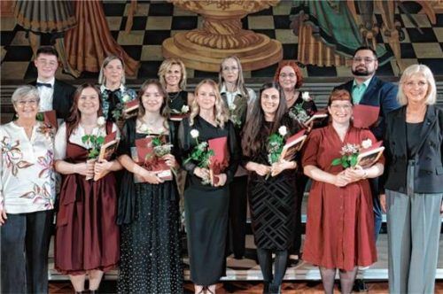 Die ausgezeichneten Absolventen mit Ministerin Ulrike Scharf (rechts) und Akademieleiterin Brigitte Schulan (links). Foto Noetel
