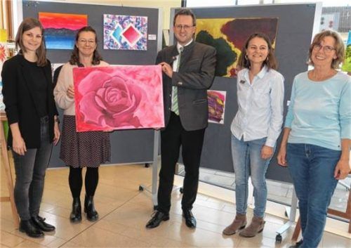 Die Ausstellung wurde eröffnet von (von links) Magdalena Mayer und Michaela Jenne-Eisner (beide Kinderhospiz Rosenheim), Bürgermeister Stephan Schlier, Büchereileiterin Gabriele Huber und Kulturreferentin Elisabeth Geßner. Foto baumann