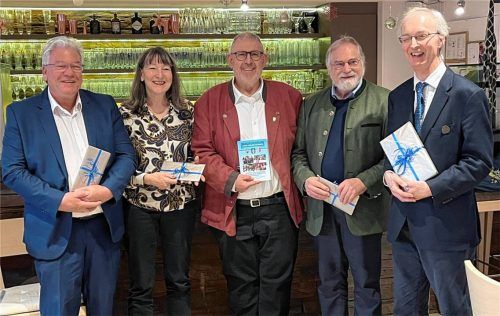 Die Autoren für das neue Heft „Unser Waldkraiburg“: (von links) Bernd Wegmann, Elke Keiper, Norbert Fischer, Dr. Reinhard Baumgartner und Konrad Kern.Foto fischer