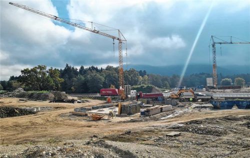 Die Baustelle, die Brücke über die A8 bei Seehaus, wird wohl Ende 2026 fertig.Fotos Kirchner