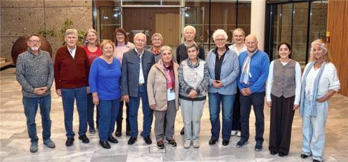 Die Beauftragte des Landkreises Rosenheim für die Belange älterer Menschen, Ute Wilhelmi (Fünfte von rechts), lud neben Sozialplanerin Sevgi Çetinkaya (Zweite von rechts) die Seniorenbeauftragten der Kommunen im Landkreis sowie Lena Lorenz und Antje Kneifel-Erd von der Fachambulanz für Suchterkrankungen der Diakonie Rosenheim zum Austausch ins Landratsamt Rosenheim. Foto Landratsamt Rosenheim