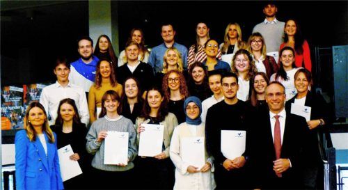 Die besten Schüler und Azubis der Stadt Waldkraiburg wurden von Bürgermeister Robert Pötzsch (rechts) und Stadträtin Christine Graupner ausgezeichnet. Foto fischer