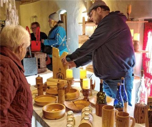Die Besucher des Adventsmarktes in Niederbergkirchen können aus einem vielfältigen Angebot auswählen. Foto bichler