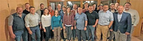 Die Bewerber für die Gemeinderatsliste: (von links, vorne): Martin Aigner, Julia Eulberg, Irmgard Kunzmann, Veronika Eder, Michael Göppenhammer, Dominik Hell, Christian Hell, Bürgermeister Rainer Greilmeier sowie (von links, hinten) Herbert Deißenböck, Maximilian Bitzer, Mathias Sandner, Raphael Steinberger, Matthias Schreiner, Sebastian Nützl, Georg Linner, Markus Muerth, Fabian Schreiner, Julian Gärtner, Lukas Rosam, Markus und Hermann Scheidhammer. Foto Riha