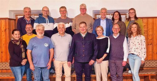 Die BfG-Kandidaten: (hinten, von links) Franz Eckl, Thomas Albersinger, Siegfried Maier, Gerhard Braunen, Gerhard Kaiser, Susanne Oberhuber und Dr. Dörte Haamann sowie (vorne, von links) Bettina Thaller, Alois Fink, Christian Wolf, Martin Fuchs, Anton Strahlhuber, Ute Eckl, Helmut Schuster und Katharina von Sommoggy. Foto albersinger