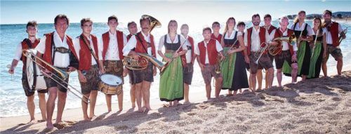 Die Blaskapelle Altmühldorf gab auch ein Ständchen am Strand. Foto  Bauer