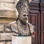 Papstbüste durch Auto beschädigt