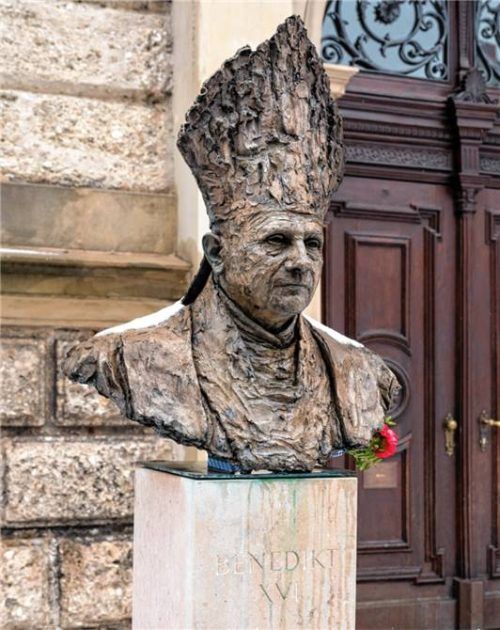 Die Bronzebüste Papst Benedikts XVI. des Bildhauers Johann Brunner vor der katholischen Kirche St. Oswald. Foto Imago