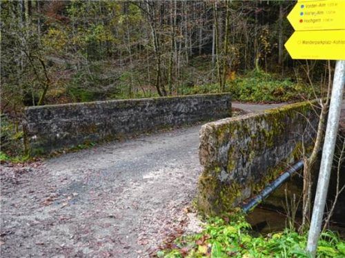 Die Brücke wird im kommenden Jahr saniert. Derzeit wird die Ausbuchtung erstellt.Foto Eder