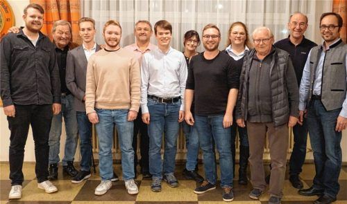 Die Bürgerliste präsentiert sich mit ihrem „Team Schwindegg“: (von links) Torben Schüring, Dr. Karl Dürner, Christoph Königbauer, Florian Bauer, Andreas Ziro, Florian Müller, Silke Ziro, Alexander Steinbach, Cindy Krieger, Erwin Ebert, Günther Weitzer und Karl-Michael Dürner. Foto sutherland