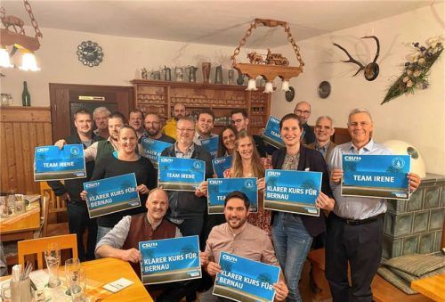 Die CSU Bernau hat Bürgermeisterin Irene Biebl-Daiber (Vierte von rechts) einstimmig erneut als Bürgermeisterkandidatin aufgestellt.Foto re