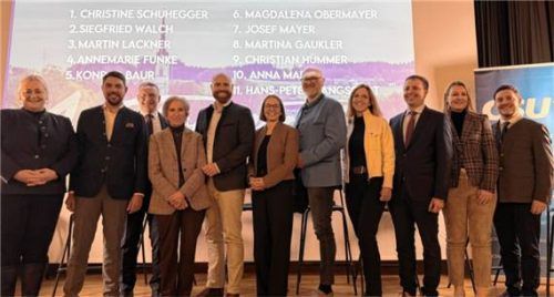 Die CSU geht geschlossen in die bevorstehende Kreistagswahl. Hier stellen sich die ersten elf Kandidaten auf der Liste zum Gruppenfoto auf.Foto Wittenzellner