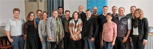 Die CSU-Gemeinderatskandidaten für Brannenburg: (von links) Georg Vogt, Ursula Kern, Katharina Weinsteiger, Sabine Irmak, Regina Quelle, Quirin Schwaiger, Lukas Hartig, Mareissa Kirmair, Paul Weismann, Bürgermeisterkandidate Hubert Estner, Sebastian Kolb, Jörg Becker, Mirjam Heran, Florian Nagele, Johannes Buchberger, Martin Nagl und Maria Feicht. Foto re