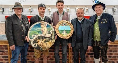 Die Ehrung: (von links) Vorstand St. Leonhard Martin Soller, Vorstand SV Babensham Kurt Huber, Johannes Krug, Gewinner Ehrenscheibe, Bürgermeister Josef Huber und Vorstand SG Penzing Christian Mayer.Foto re