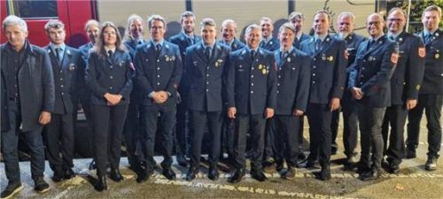Die erfolgreichen Teilnehmer der Leistungsprüfung mit Zweitem Bürgermeister Andreas Maierhofer (links) und dem Schiedsrichterteam (von rechts) Bernd Michel, Marco Wallner und Anton Bruckeder). Foto wagner