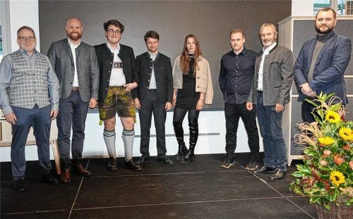 Die erfolgreichsten jungen Meister mit Gratulanten: (von links): Simon Lunghamer, Landtagsabgeordneter Konrad Baur (CSU), Hannes Reiners, Markus Fischer, Barbara Mayer, Laurin Huber, der bisherige Leiter des Bildungszentrums, Franz Ertl, und der neue Leiter, Andreas Pfaffinger.Foto Wittenzellner
