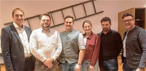 Die ersten fünf Kandidaten auf der Freien Bürgerliste Übersee, die zur Kommunalwahl im kommenden Jahr antreten: (von links) Bürgermeister Herbert Strauch, Paul Stephl, Christian Maier, Theresa Schönberger und Stefan Stefanutti sowie Landtagsmitglied Dr. Martin Brunnhuber. Foto giesen