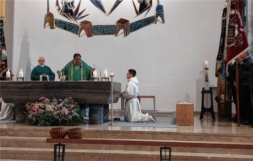 Die Fahnenabordnungen aus Albaching, Rieden und Edling-Reitmehring; am Altar von links: Diakon Georg Wimmer, Pater Alexander und Ministranten. Foto re