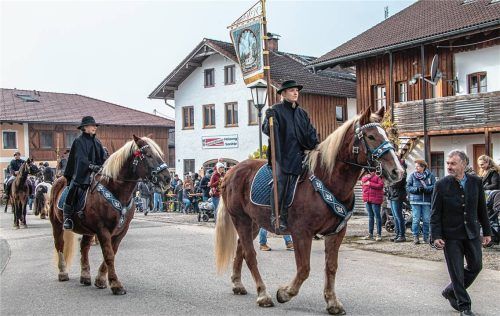 Die Familie Heller führte mit der Standarte den langen Zug an.Fotos stache