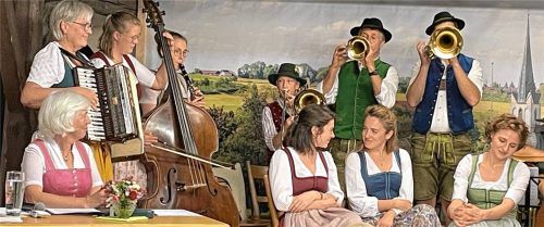 Die Familienmusik Ernst (hinten) und Sprecherin Regina Schlemmer (vorne links).