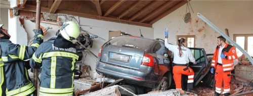 Die Feuerwehr stützt das Gebälk ab, während Ersthelfer die Verletzten versorgen. Foto fib/eß