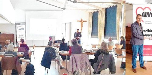 Die Gäste hörten gespannt den Ausführungen von Gesundheitsexperten Markus Fischer zu. Elisabeth Girg, Stellvertretende Vorsitzende des AWO-Ortsvereins bedankte sich bei ihm für den Vortrag. Foto re