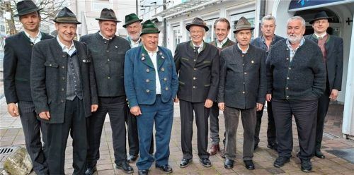 Die Geehrten für 25- und 40-jährige Mitgliedschaft mit dem Vorstand: (von links) Vorsitzender Schorsch Fischer, Felix Perl, Fritz Perl, Sepp Messerer, Schorsch Oberloher, Toni Rappel, Stefan Anner, Hans Perl, Peter Hager, Günter Dausch und Zweiter Vorsitzender Florian Perl. Foto re