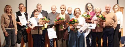 Die geehrten Mitglieder: (von links) Bettina Geisberger, Manfred Reindl, Lieselotte Weigl, Klaus Asenbeck, Gerhard Zeiler, Sandra Forsthofer-Reißl, Georg Bogner, Gerlinde Huber, Christiane Zeiler, Annemarie Radlbrunner, Pfarrer Florian Regner und Monika Reiter. Foto fennigner
