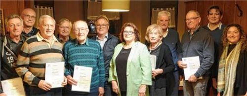 Die geehrten Mitglieder: (von links) Hubert Speckbacher (40 Jahre), Erwin Schuster (40 Jahre), Horst Peretzki (25 Jahre), Reinhard König (25 Jahre), Hans Kellhuber (40 Jahre), Alois Eberl (Landesverband), Christa Schmidbauer, Roswitha Loeck (50 Jahre), Harald Gronert (40 Jahre), Manfred Dirschl (40 Jahre), Magnus Schmidbauer und Madiha Mojaddedi. Foto rath