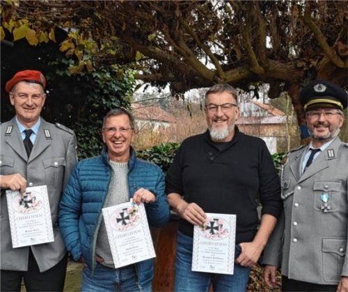 Die Geehrten: (von links) Michael Stelzl, Ewald Steinz und Bernhard Nicklbauer mit Vorsitzendem Christoph Soyer. Foto  Wagner