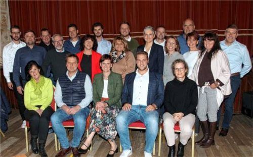 Die Gemeinderatskandidaten mit Bürgermeisterin Irmgard Hibler (vorne, Dritte von links). Foto Dinger