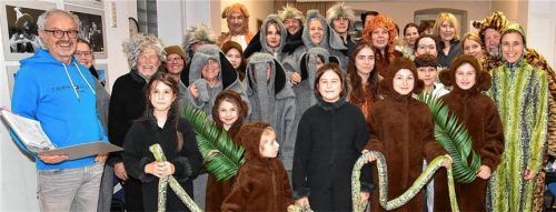 Die großen und kleinen Akteure vom Theater Rosenheim bei der Kostümprobe.Foto Schlecker