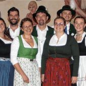 <p>Die Gruppenbetreuer (von links) Valentin Strauß, Peter Stacheder, Anian Stacheder, Florian Gartmeier, Kilian Nitsch, Jakob Nitsch, Maria Nitsch, Franziska Stockinger, Irmi Erlinghagen, Franziska Gartner, Eva Niedermeier, Leni Kunert, Ida Baumann und Barbara Weigl. Fotos RE</p>