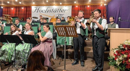 Die Hochstätter Musi mit den Trompetensolisten Michael Franz und Rupert Maier (rechts).Foto Sollinger