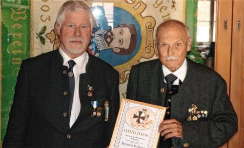 Die höchste Ehrung, die der Verein zu vergeben hat, erhielt Heinrich Rehberg (rechts): Er ist der neue Ehrenvorsitzende des Veteranen- und Kriegervereins Wildenwart. Bei der Generalversammlung des Vereins überreichte ihm der Vereinsvorsitzende Florian Bauer (links) Urkunde und Abzeichen.Foto re