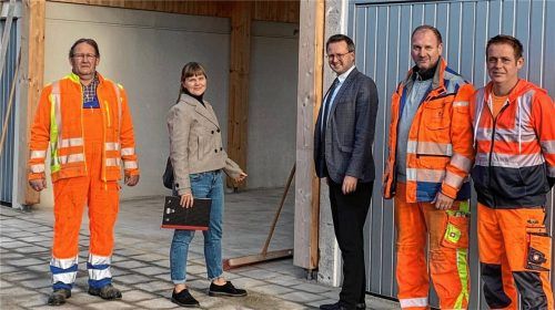 Die Holzschiebetüren für den Mitteltrakt fehlen noch. Bürgermeister Stephan Schlier (Dritter von links) und Sachgebietsleiterin Johanna Flohr-Seubert tauschten sich bei einem Ortstermin mit den Bauhofmitarbeitern (von links) Christian Berger, Michael Toll und Stefan Strauch über die noch ausstehenden Restarbeiten aus. Foto kotter