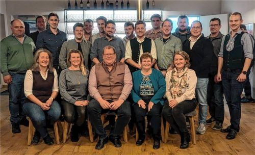 Die in der Versammlung nominierten Gemeinderatskandidaten mit Bürgermeister Stefan Adam (vorne, Mitte), der von den CSU-Ortsverbänden für die Wiederwahl aufgestellt wurde. Foto Sollinger